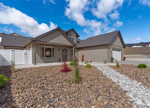 Property at 834 Autumn Crest Dr, Wenatchee, WA 98801, 4 beds, 3 baths