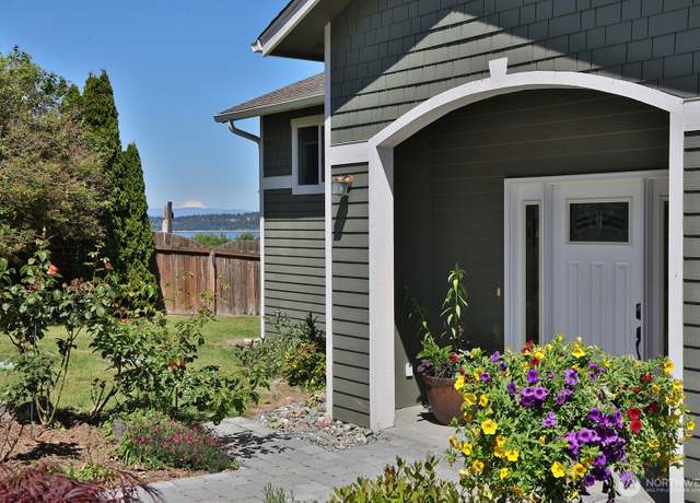 Property at 6631 Humphrey Rd, Clinton, WA 98236, 3 beds, 3 baths