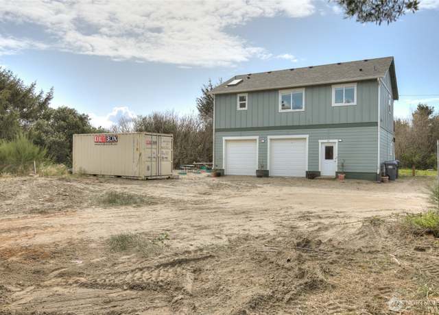 Property at 33 4th Ave, Ocean Shores, WA 98569, 1 bed, 2 baths