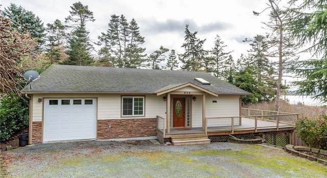 Photo of 858 Burroughs Ave, Oak Harbor, WA 98277