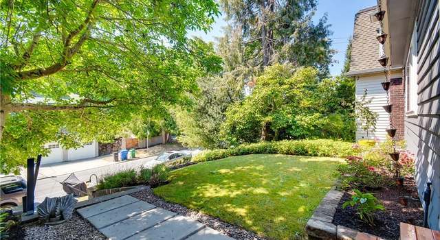 Photo of 4752 Thackeray Pl NE, Seattle, WA 98105