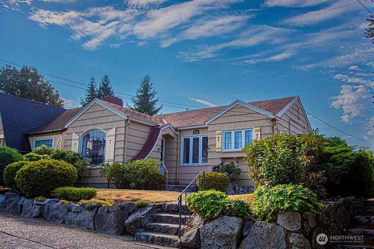 Photo of 2149 5th St Bremerton, WA 98312
