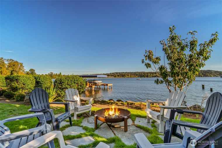 Photo of 17765 Beach Dr NE Lake Forest Park, WA 98155