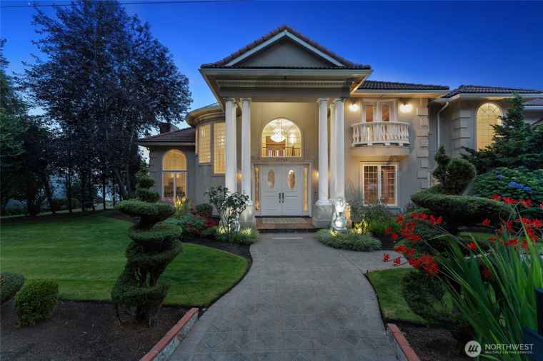 Photo of 17765 Beach Dr NE Lake Forest Park, WA 98155