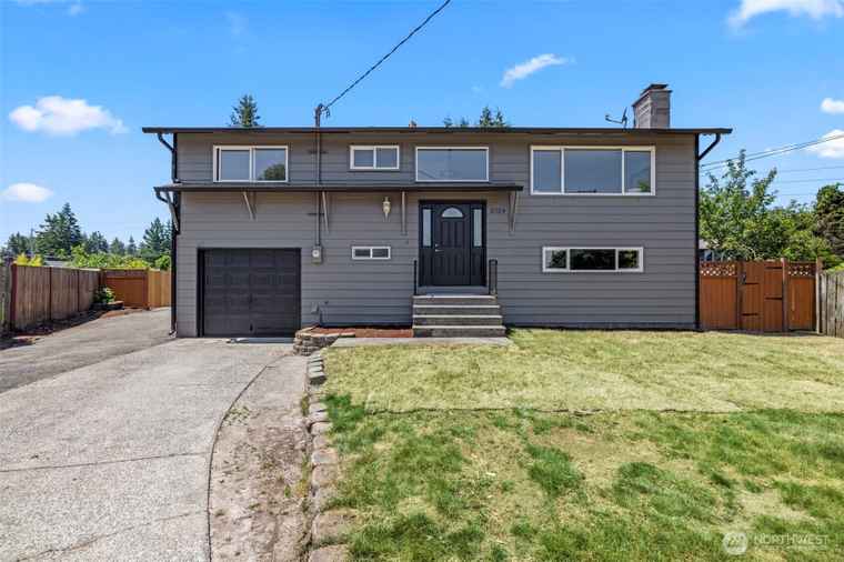 Photo of 2524 SE Edmonds Ct Renton, WA 98058