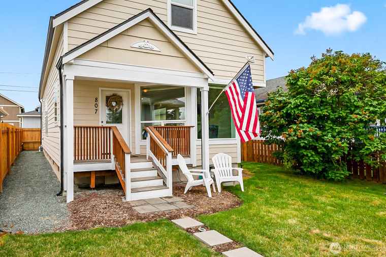 Photo of 807 24th St Anacortes, WA 98221