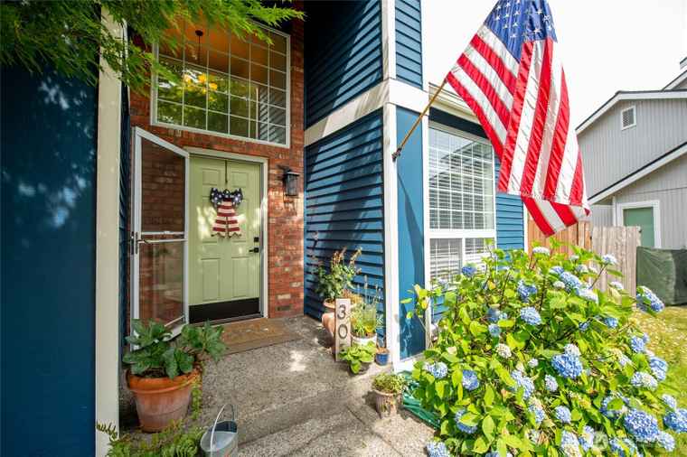 Photo of 303 Jewell St Enumclaw, WA 98022