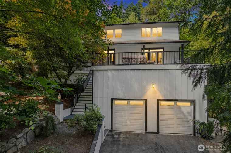 Photo of 17519 33rd Ave NE Lake Forest Park, WA 98155