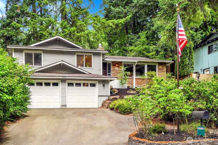 Photo of 3730 NE 194th St Lake Forest Park, WA 98155