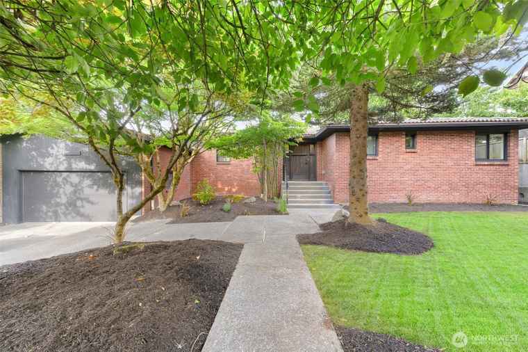 Photo of 14512 38th Ave NE Lake Forest Park, WA 98155