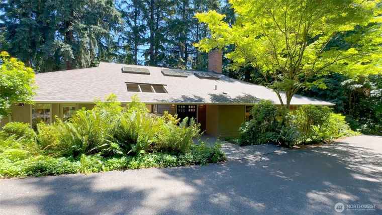 Photo of 13604 NE 28th St Bellevue, WA 98005