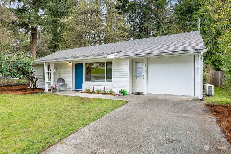 Photo of 5007 236th St SW Lake Forest Park, WA 98043