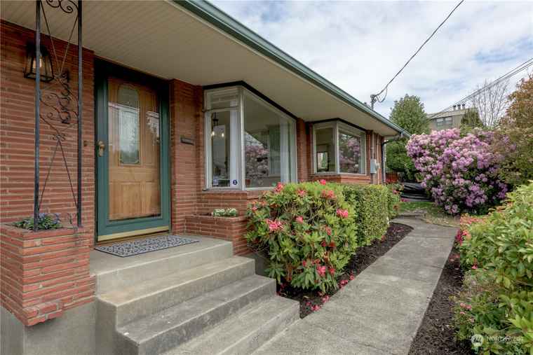 Photo of 4322 SW Holly St Seattle, WA 98136