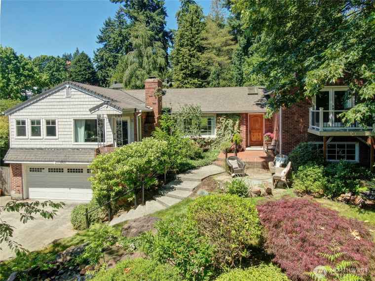 Photo of 16525 39th Ave NE Lake Forest Park, WA 98155