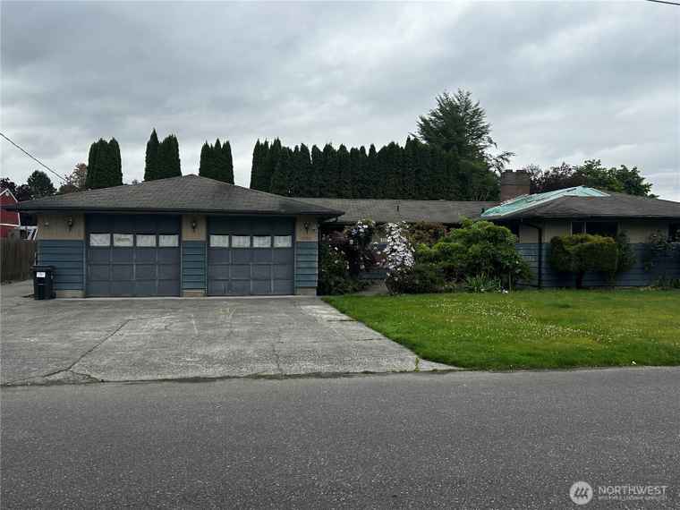 Photo of 2230 E Parkway Dr Mount Vernon, WA 98273