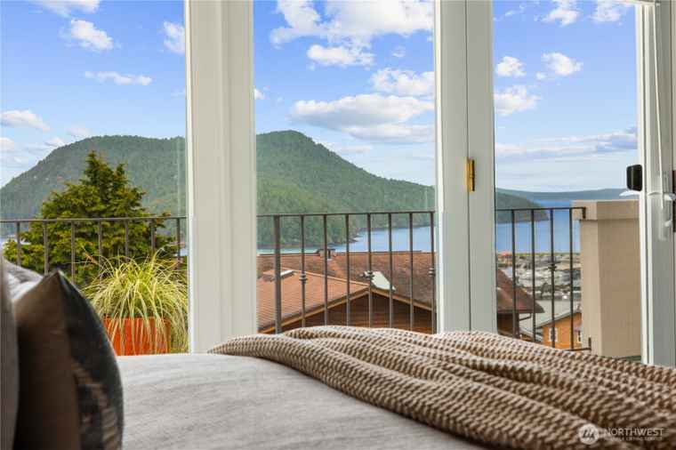 Photo of 4807 Glasgow Way Anacortes, WA 98221