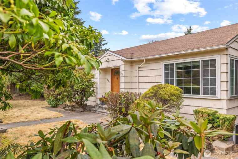 Photo of 1054 S 124th St Burien, WA 98168