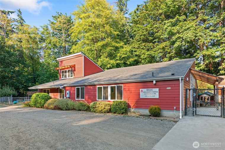 Photo of 502 Cave Ave NE Bainbridge Island, WA 98110