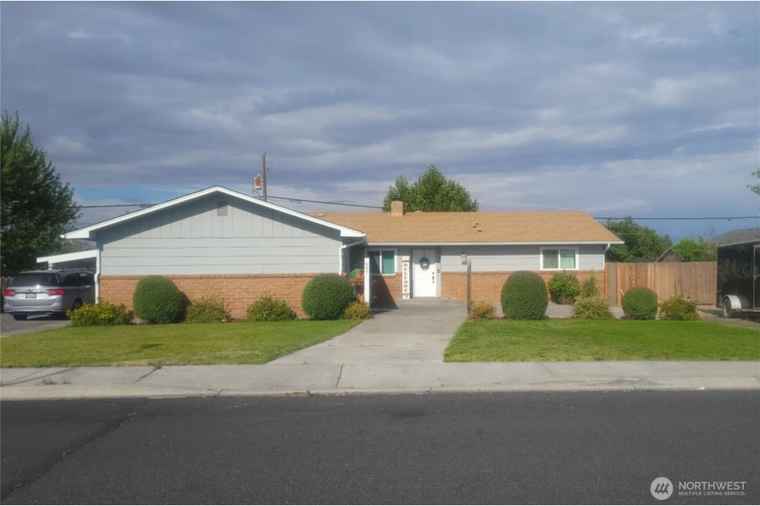Photo of 607 N Crestview Dr Moses Lake, WA 98837