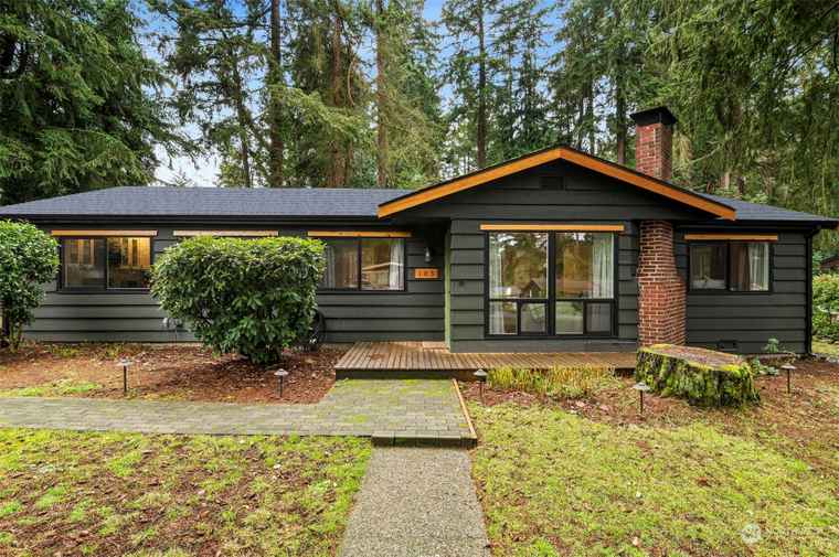 Photo of 105 SW 202nd St Normandy Park, WA 98166
