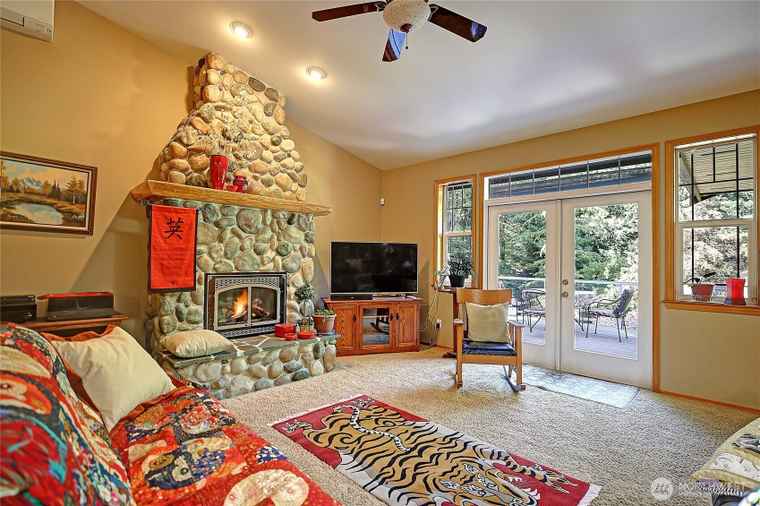 Photo of 628 N Sunset Dr Camano Island, WA 98282