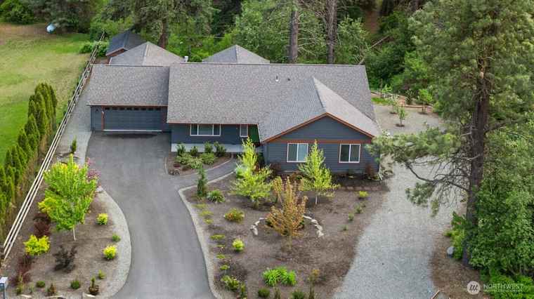 Photo of 413 W Sixth St Cle Elum, WA 98922