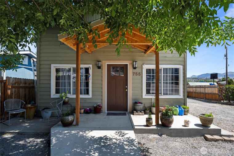 Photo of 755 S Chelan Ave Wenatchee, WA 98801