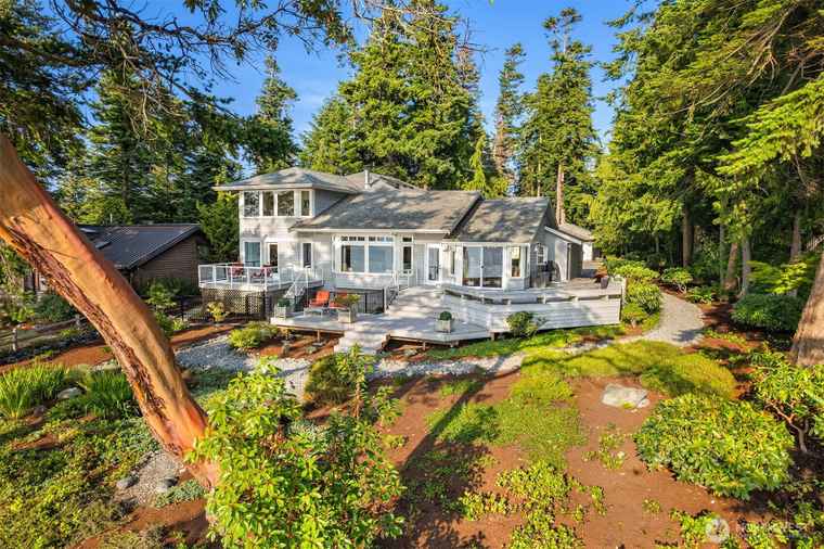 Photo of 2 Edgewater Dr Camano Island, WA 98282