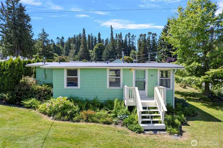 Photo of 967 High Rd Camano Island, WA 98282