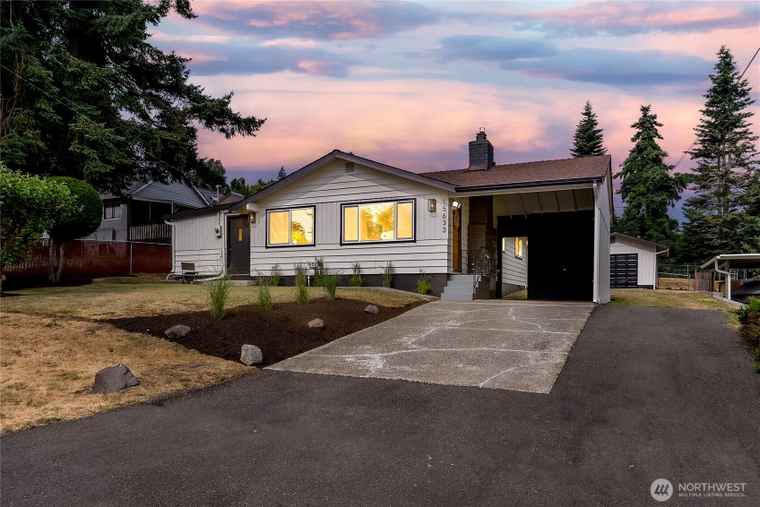 Photo of 15633 47th Ave S Tukwila, WA 98188