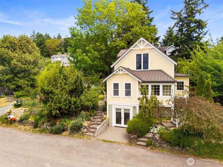 Photo of 832 Willow St Port Townsend, WA 98368