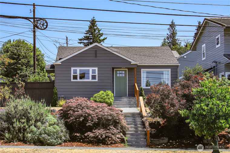 Photo of 8202 California Ave SW Seattle, WA 98136