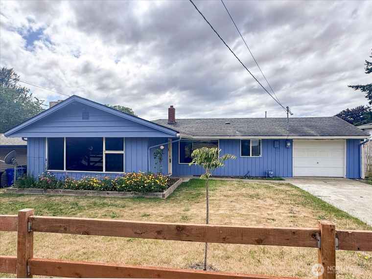 Photo of 475 SE Pasek St Oak Harbor, WA 98277