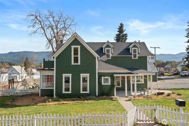 Photo of 209 W 3rd St Cle Elum, WA 98922