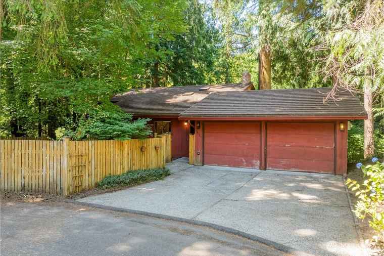 Photo of 18707 25th Ave NE Lake Forest Park, WA 98155