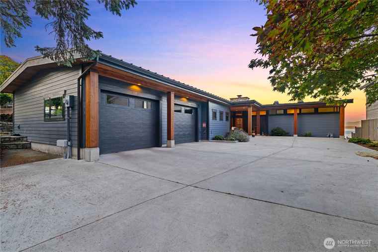 Photo of 321 East Park Dr Anacortes, WA 98221