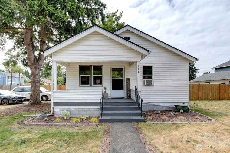 Photo of 211 Stevens Ave NE Yelm, WA 98597