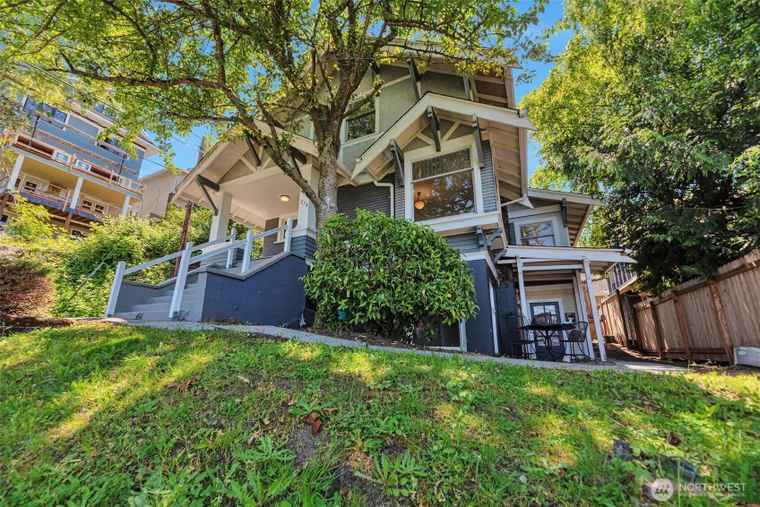 Photo of 715 W Howe St Seattle, WA 98119