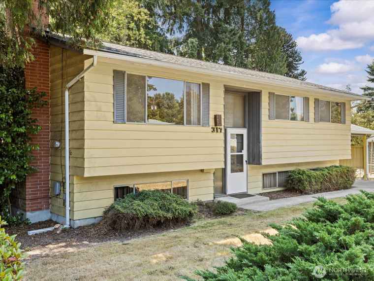 Photo of 317 S 116th St Burien, WA 98168
