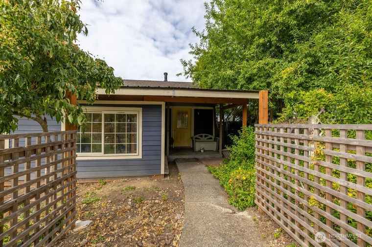 Photo of 1427 E 3rd St Port Angeles, WA 98362