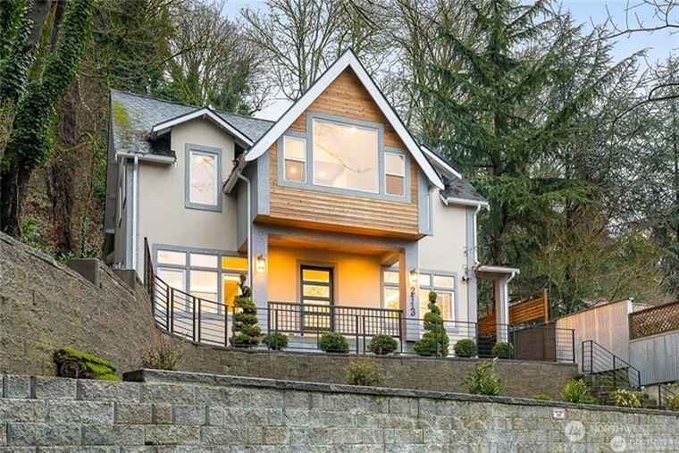 Photo of 2113 Aurora Ave N Seattle, WA 98109