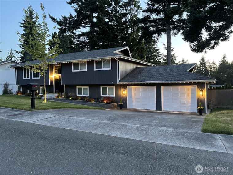 Photo of 1253 NE Patrick Ln Oak Harbor, WA 98277