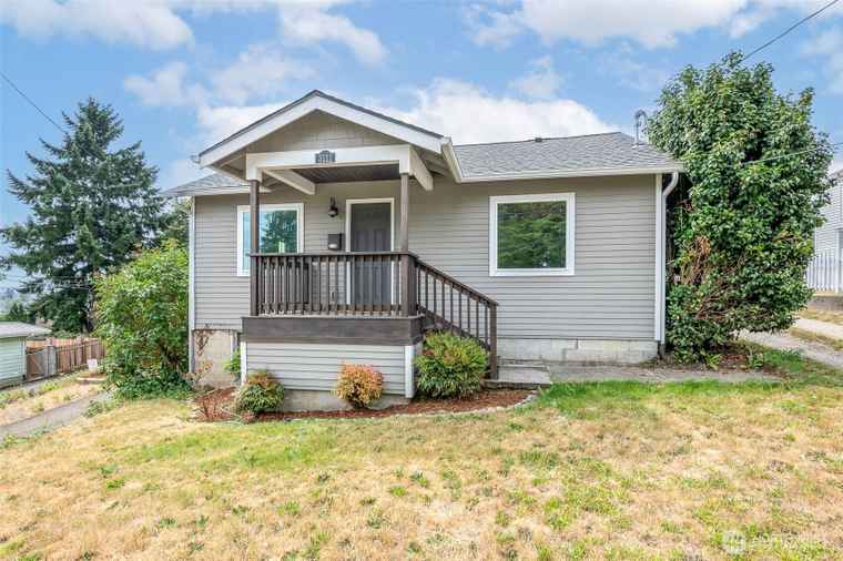 Photo of 3111 13th St Bremerton, WA 98312