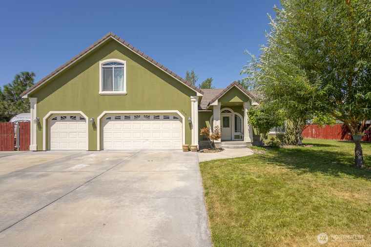 Photo of 320 E Inglewood Dr Moses Lake, WA 98837
