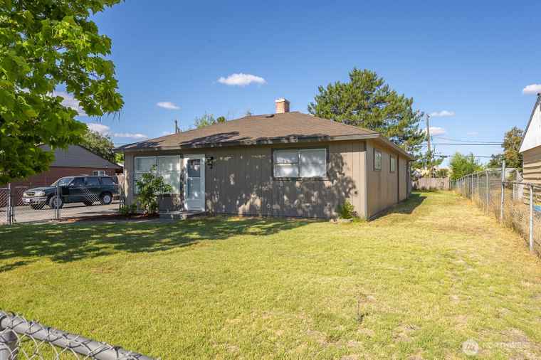 Photo of 522 Canterbury Ln Moses Lake, WA 98837