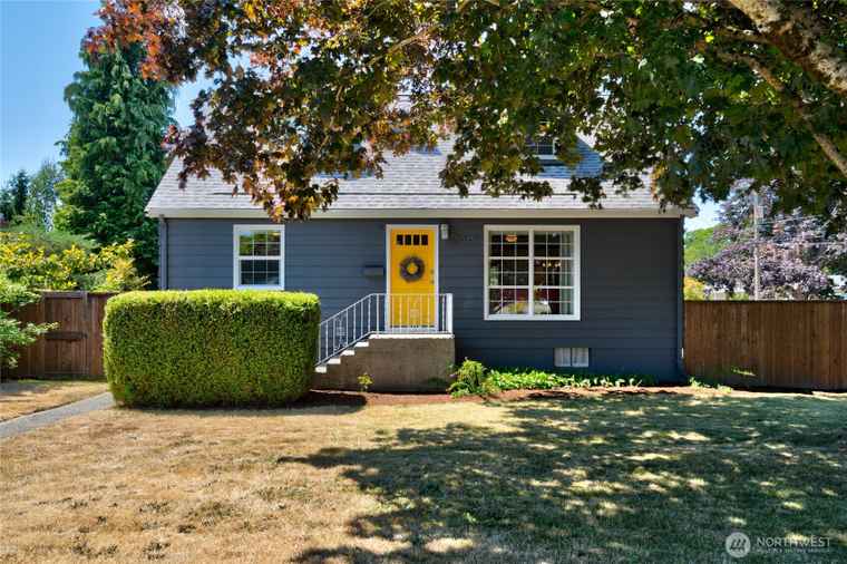 Photo of 3025 Ellis St Bellingham, WA 98225