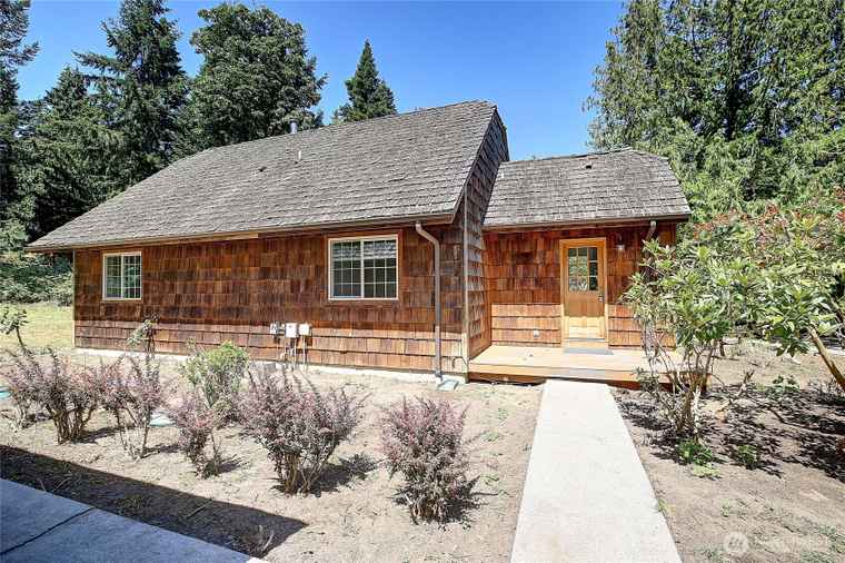 Photo of 378 Forest Glen Ln Camano Island, WA 98282