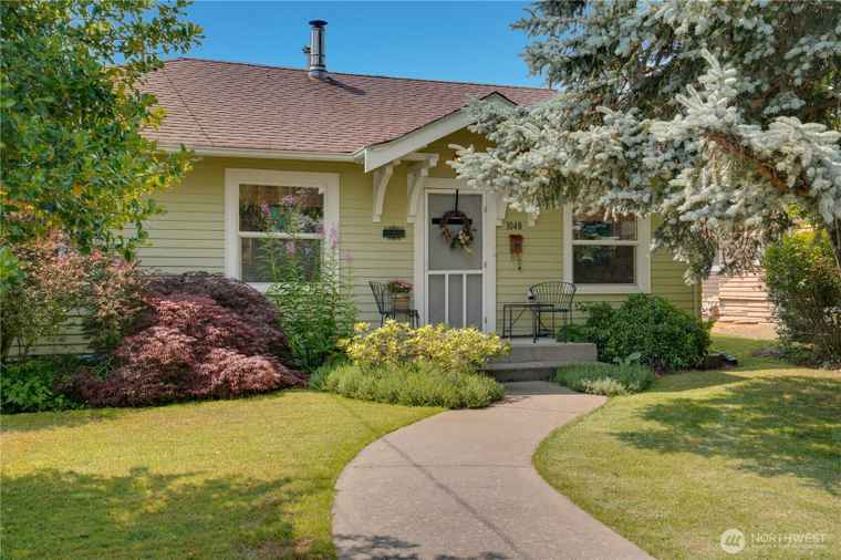Photo of 1048 Pioneer St Enumclaw, WA 98022