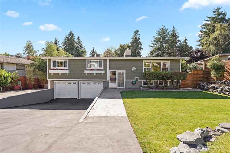 Photo of 2120 Seaview St W University Place, WA 98466