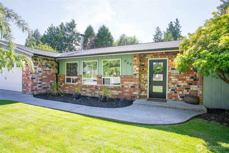 Photo of 727 Upland Dr Mount Vernon, WA 98273